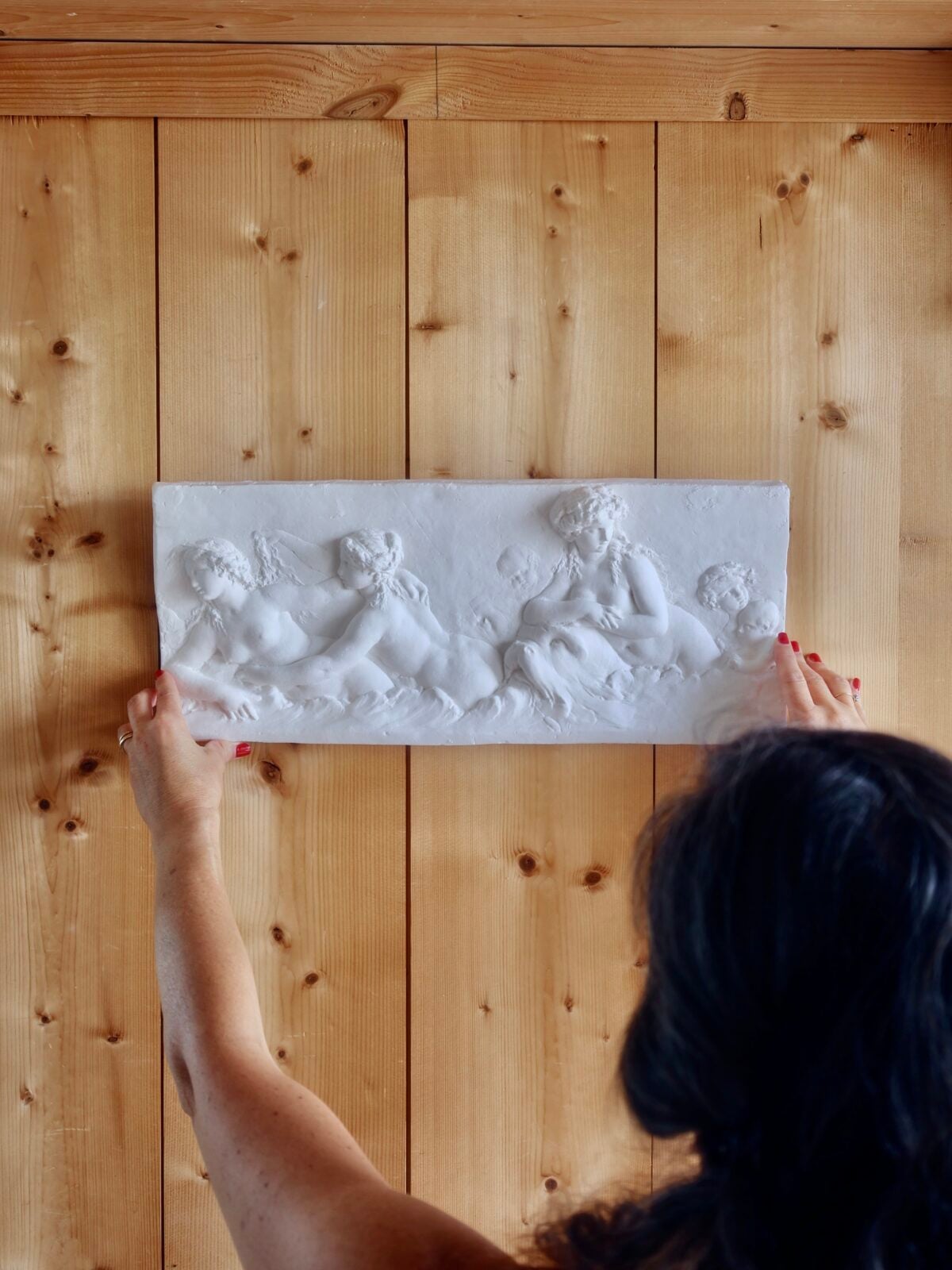 naïades-plaster-piece-on-wall