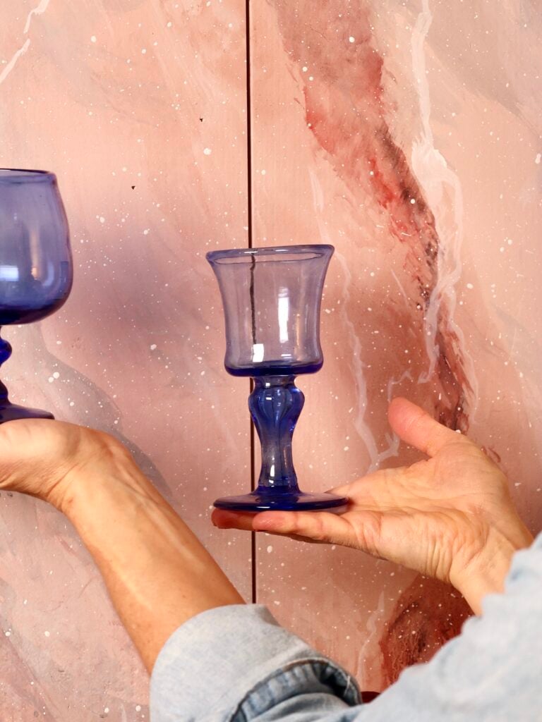 Verre à pied fait main en verre recyclé