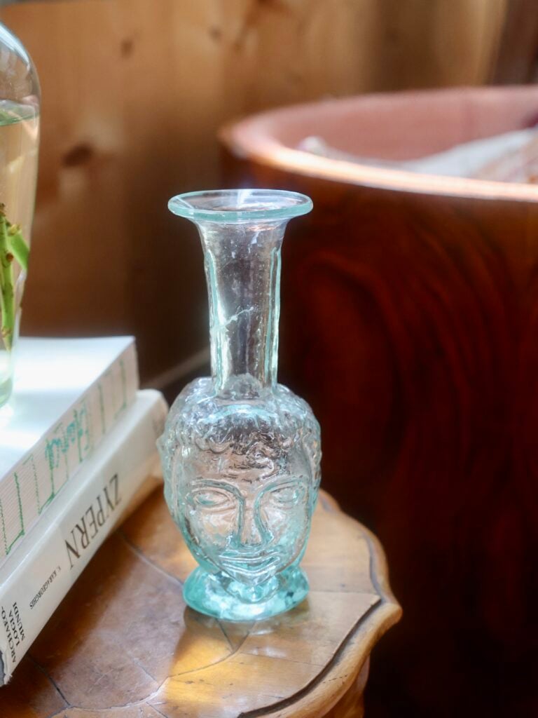 la-soufflerie-vase-tete-transparent-face-shaped-vase-mouth-blown-recycled-glass