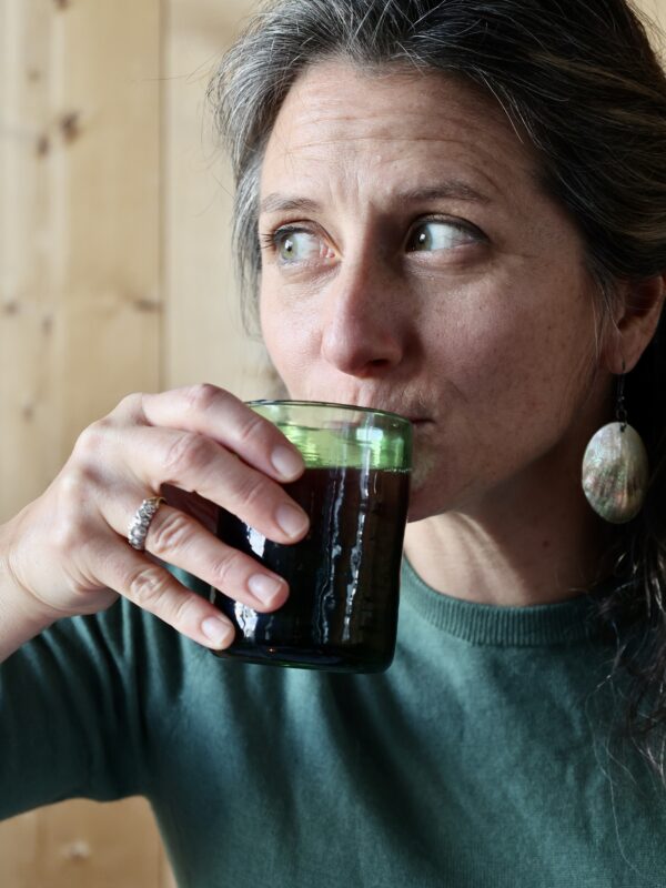 murano-moyen-green-drinkware-tumblers-water-glasses-mouth-blown-recycled-glass