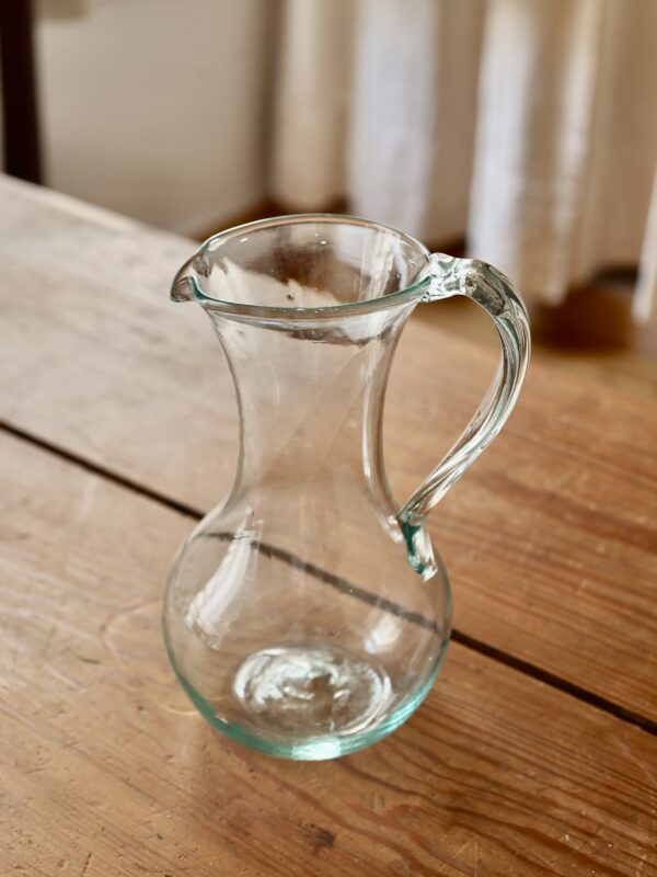 pichet-petit-avec-anse-transparent-carafe-drinkware-mouth-blown-recycled-glass