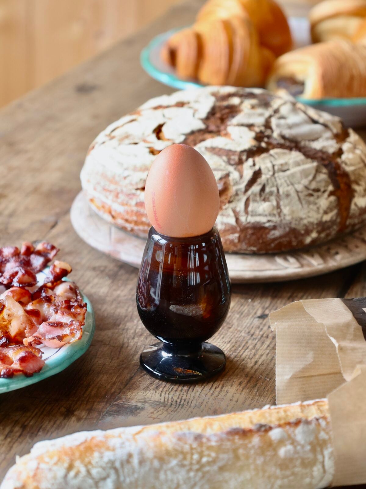 sherry-à-la-coque-dark-brown-egg-cup-mouth-blown-recycled-glass