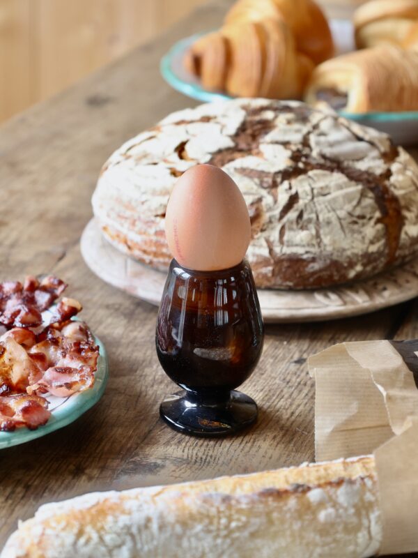 sherry-à-la-coque-dark-brown-egg-cup-mouth-blown-recycled-glass