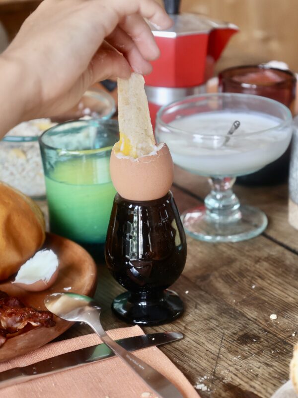 sherry-à-la-coque-dark-brown-egg-cup-mouth-blown-recycled-glass
