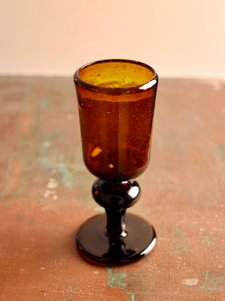 Verre à pied fait main en verre recyclé