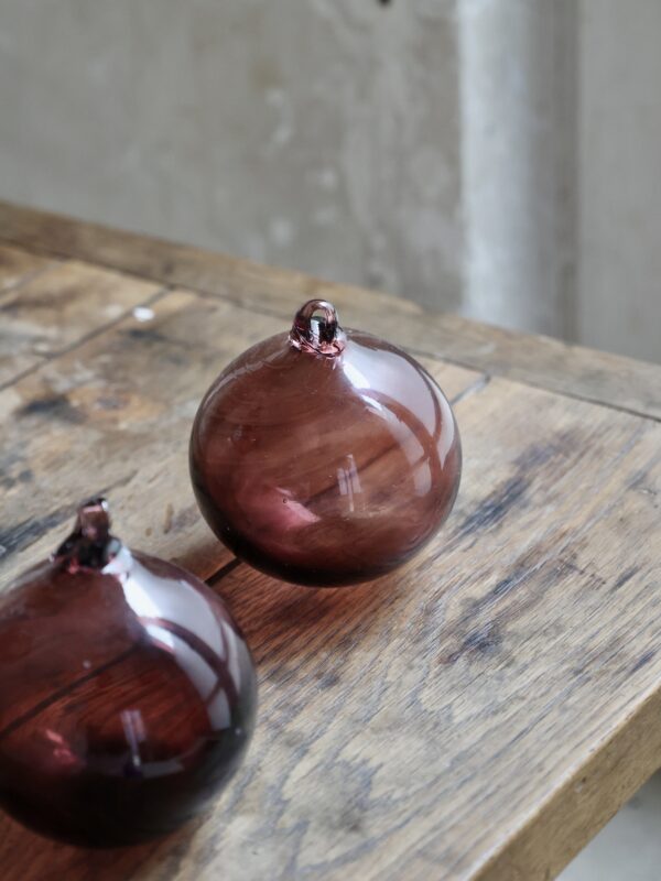 boule-8cm-framboise-mouth-blown-recycled-glass