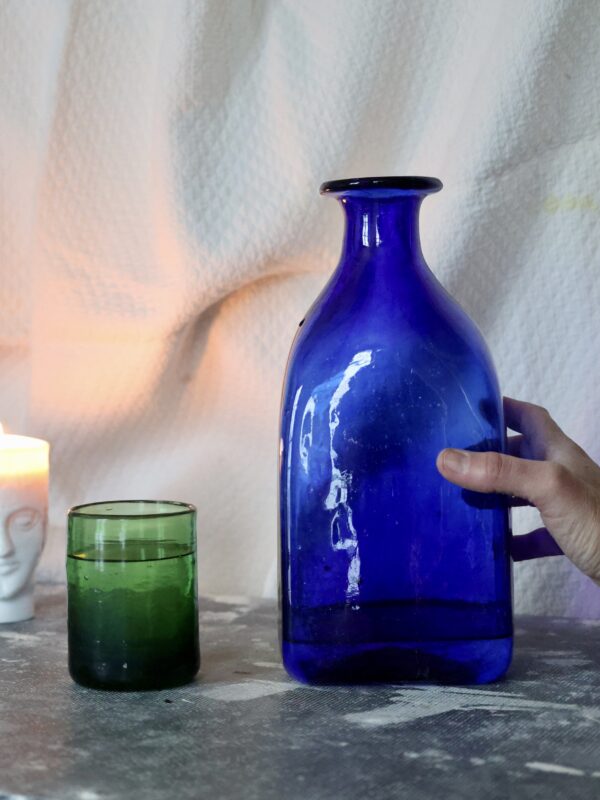 la-soufflerie-bouteille-carre-grand-dark-blue-carafe-mouth-blown-recycled-glass