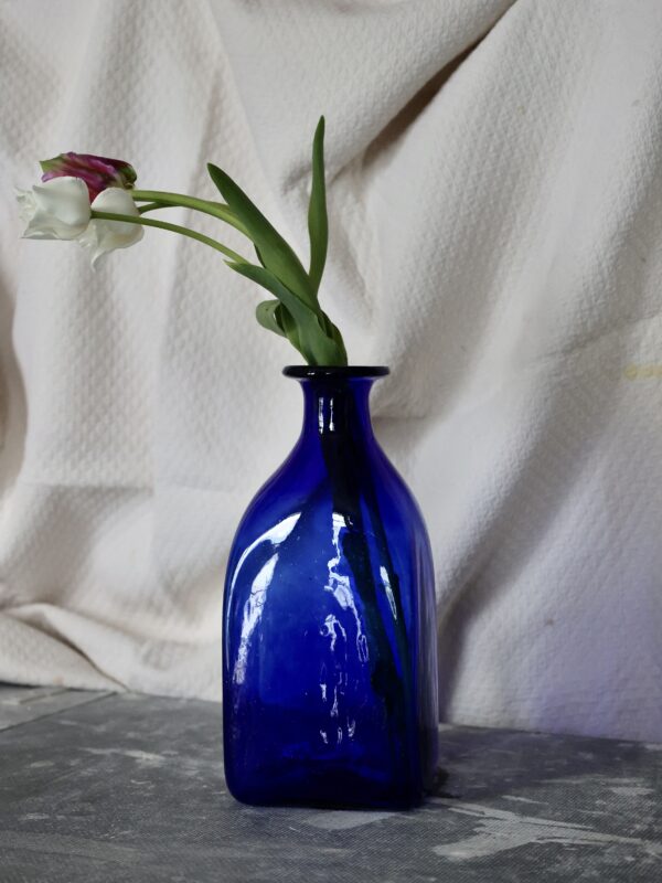 la-soufflerie-bouteille-carre-grand-dark-blue-carafe-mouth-blown-recycled-glass