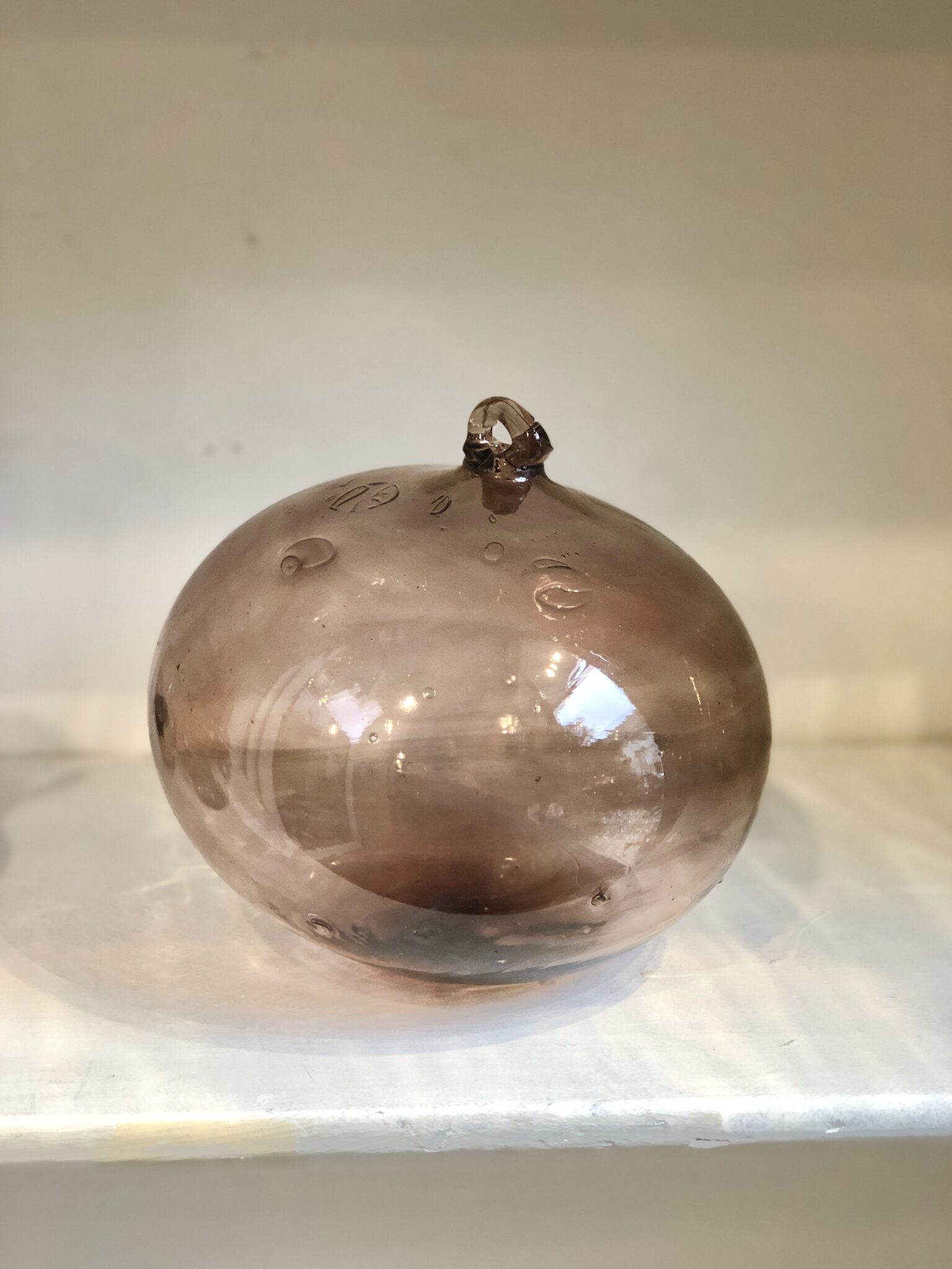 la-soufflerie-boule-framboise-16cm-muth-blown-recycled-glass