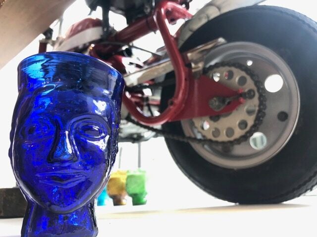 la-soufflerie-pop-up-shop-window-motorcycle-jacques-nobile-verre-tete-blue-glass