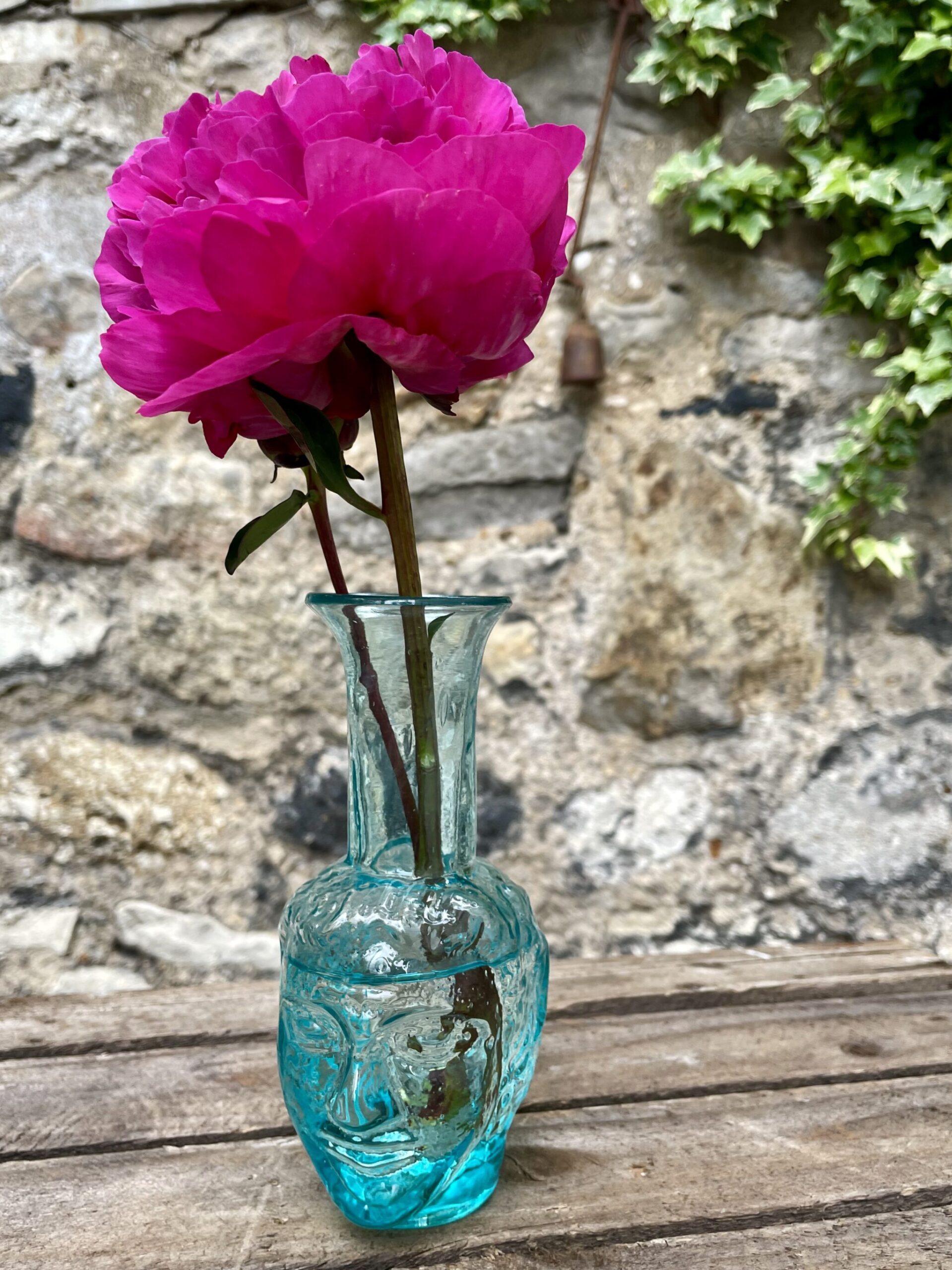 la-soufflerie-vase-tete-turquoise-light-face-vase-mouth-blown-recycled-glass