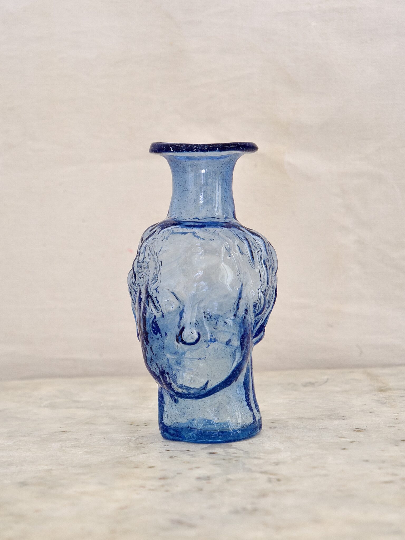 la-soufflerie-roma-chemise-light-blue-face-carafe-vase-pichet-mouth-blown-recycled-glass