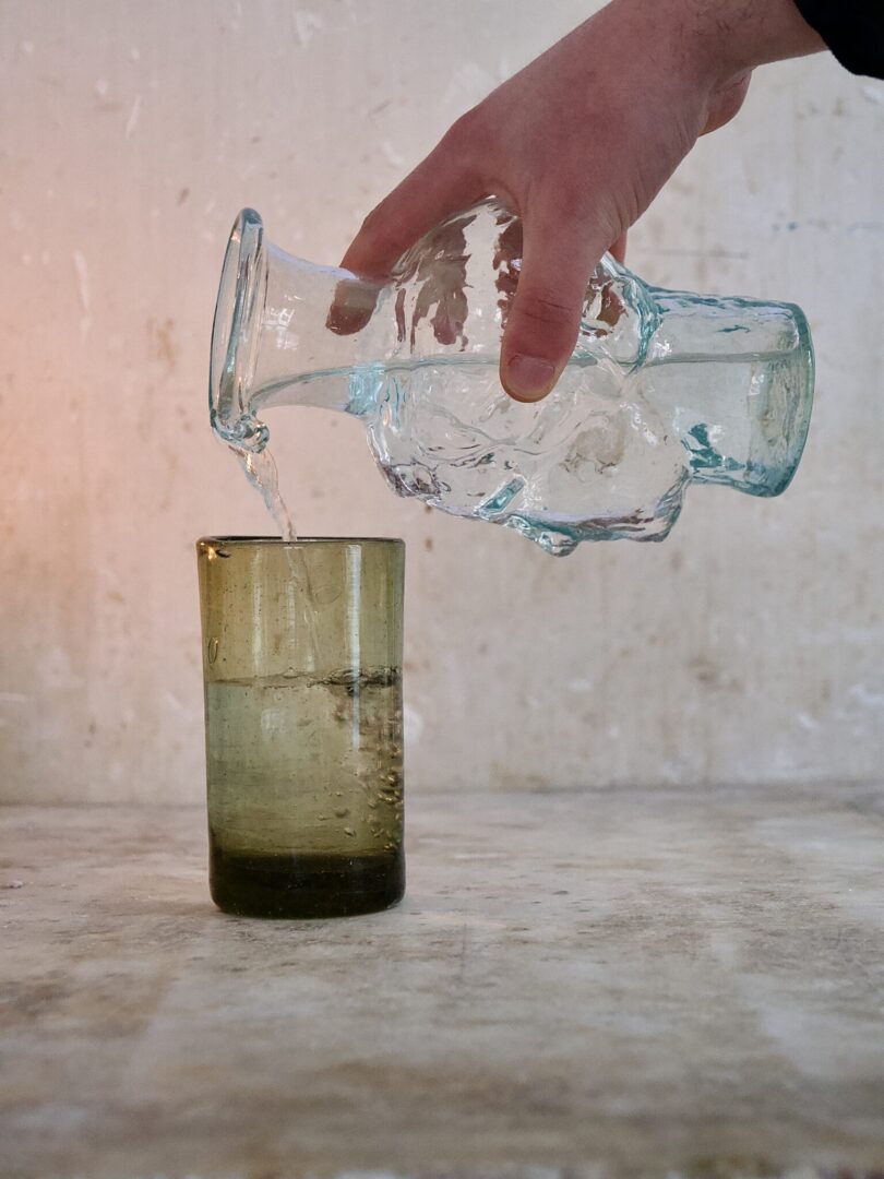 la-soufflerie-roma-avec-bec-transparent-face-vase-carafe-mouth-blown-recycled-glass