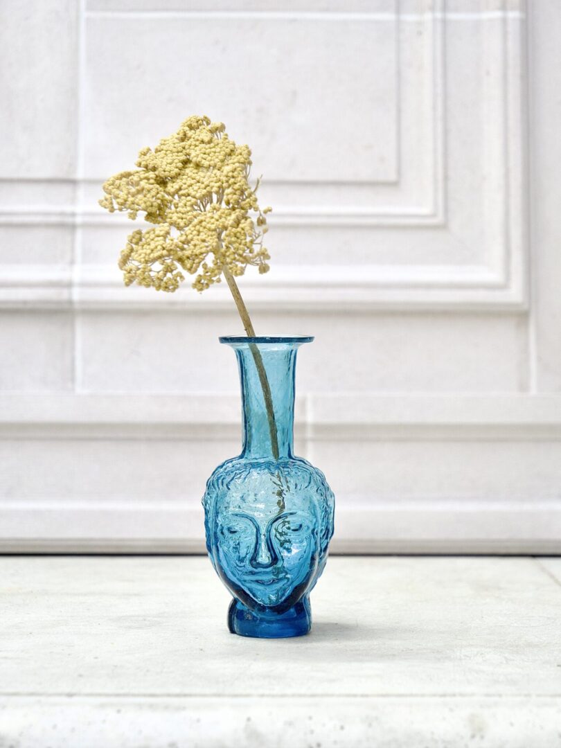 la-soufflerie-vase-tete-turquoise-face-shaped-vase-mouth-blown-recycled-glass