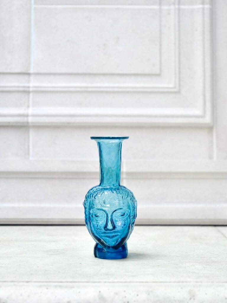 la-soufflerie-vase-tete-turquoise-face-shaped-vase-mouth-blown-recycled-glass