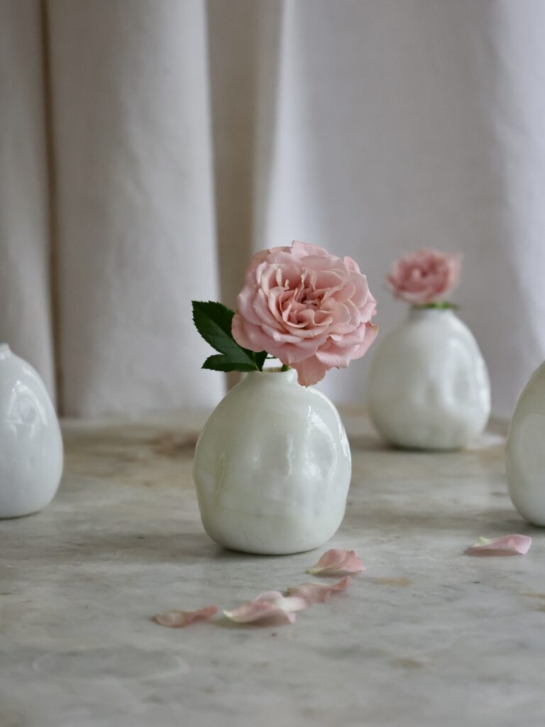 soliflore-bosselé-white-bud-vase