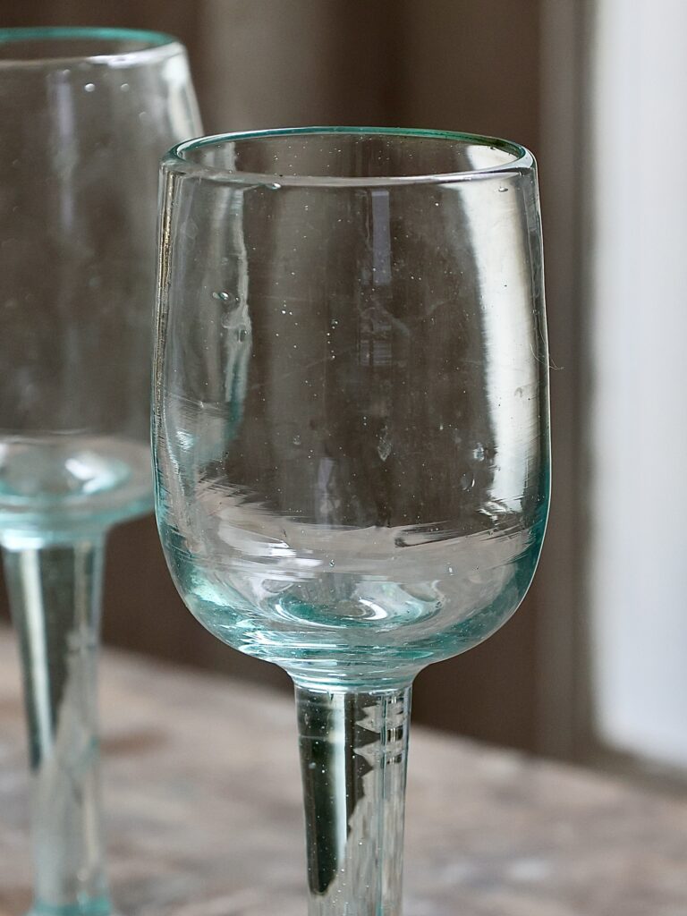 sassy-sauvignon-transparent-stem-glass