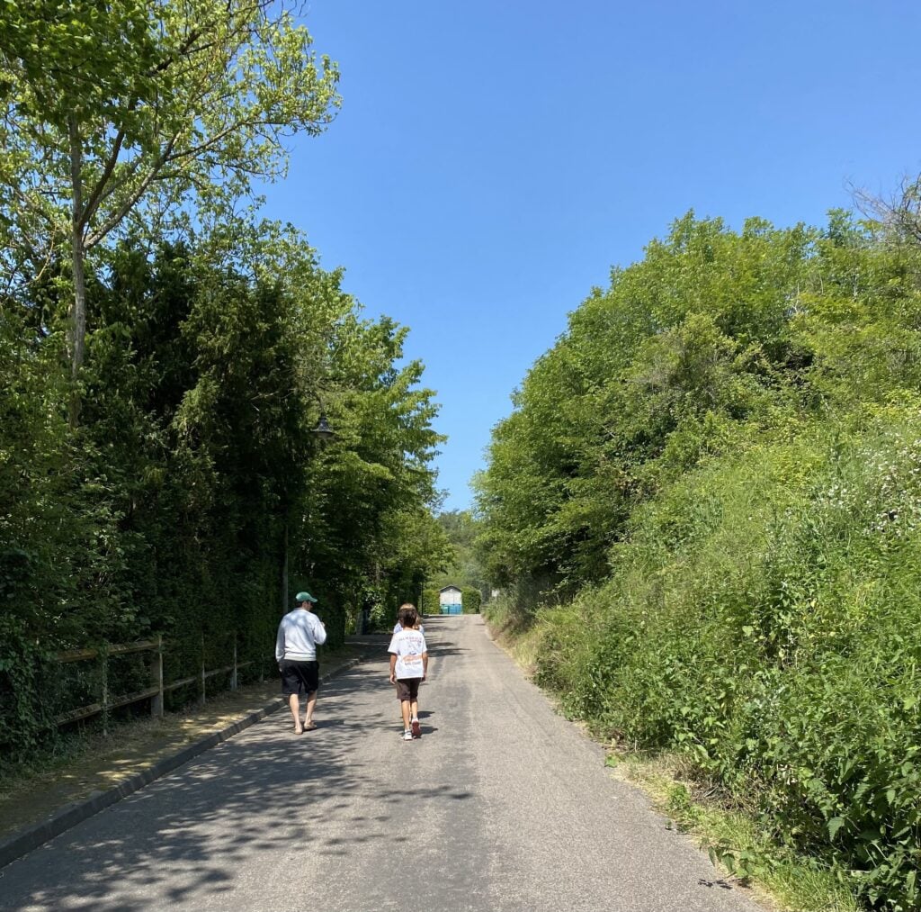 la-soufflerie-vacation-two-people-walking-in-alsace-france