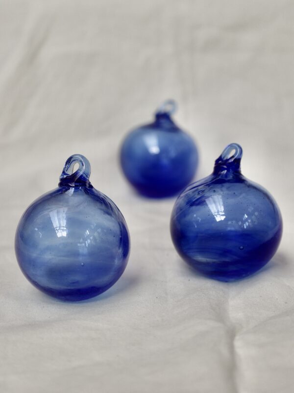 la-soufflerie-boule-light-blue-6cm-christmas-ball-mouth-blown-recycled-glass