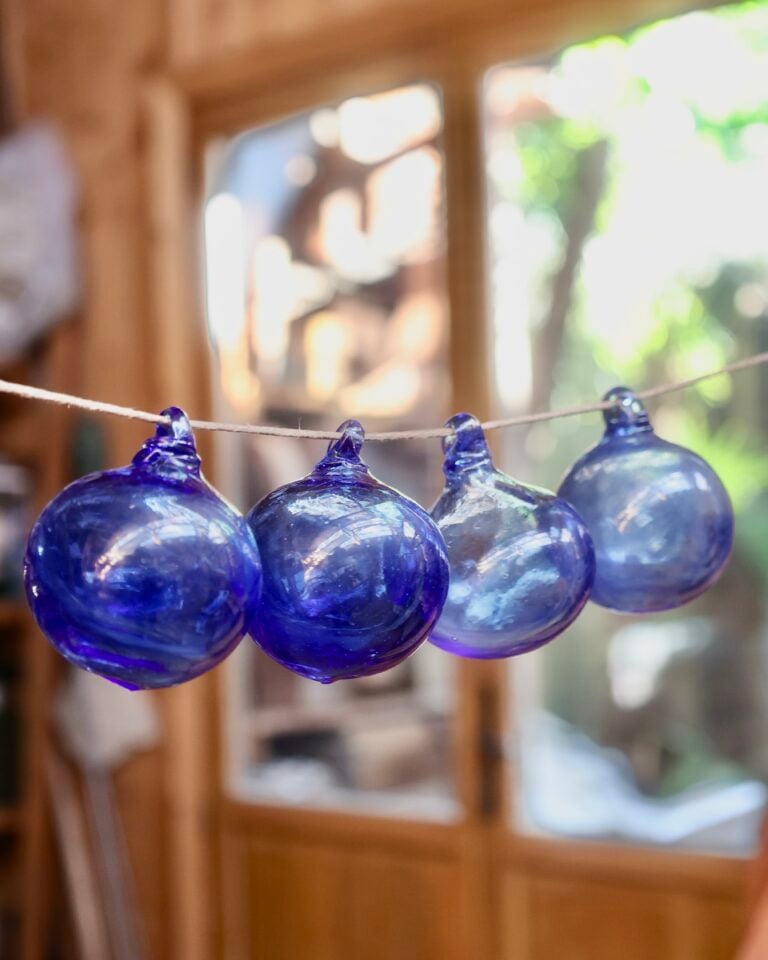 la-soufflerie-boule-light-blue-6cm-boule-de-noël-bouche-soufflée-verre-recyclé