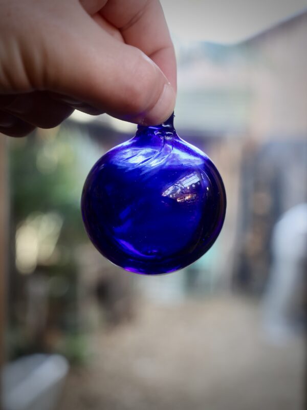 la-soufflerie-boule-dark-blue-6cm-christmas-ball-mouth-blown-recycled-glass