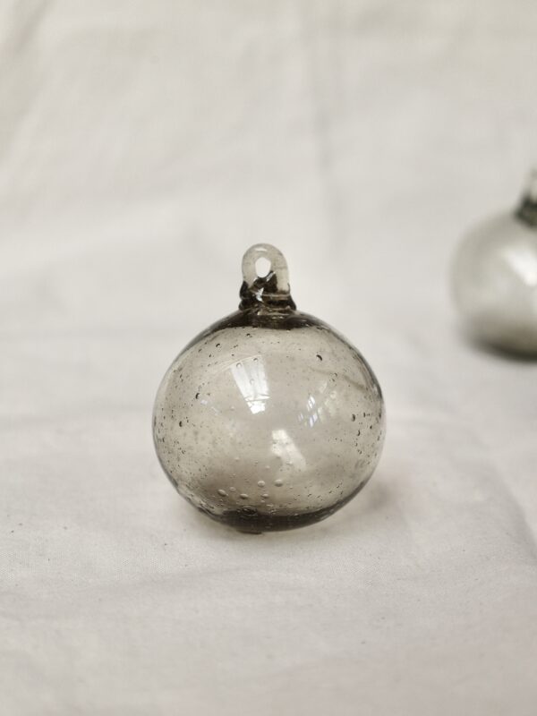 la-soufflerie-boule-fumé-6cm-christmas-ball-mouth-blown-recycled-glass