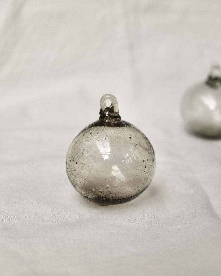 la-soufflerie-boule-fumé-6cm-christmas-ball-mouth-blown-recycled-glass