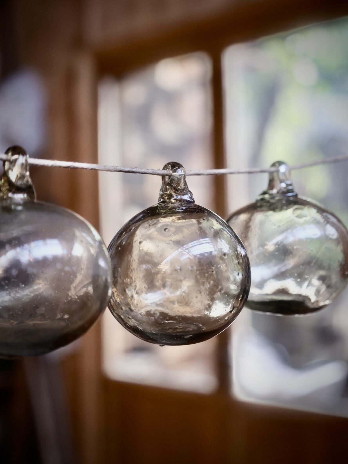 la-soufflerie-boule-fumé-8cm-christmas-ball-mouth-blown-recycled-glass