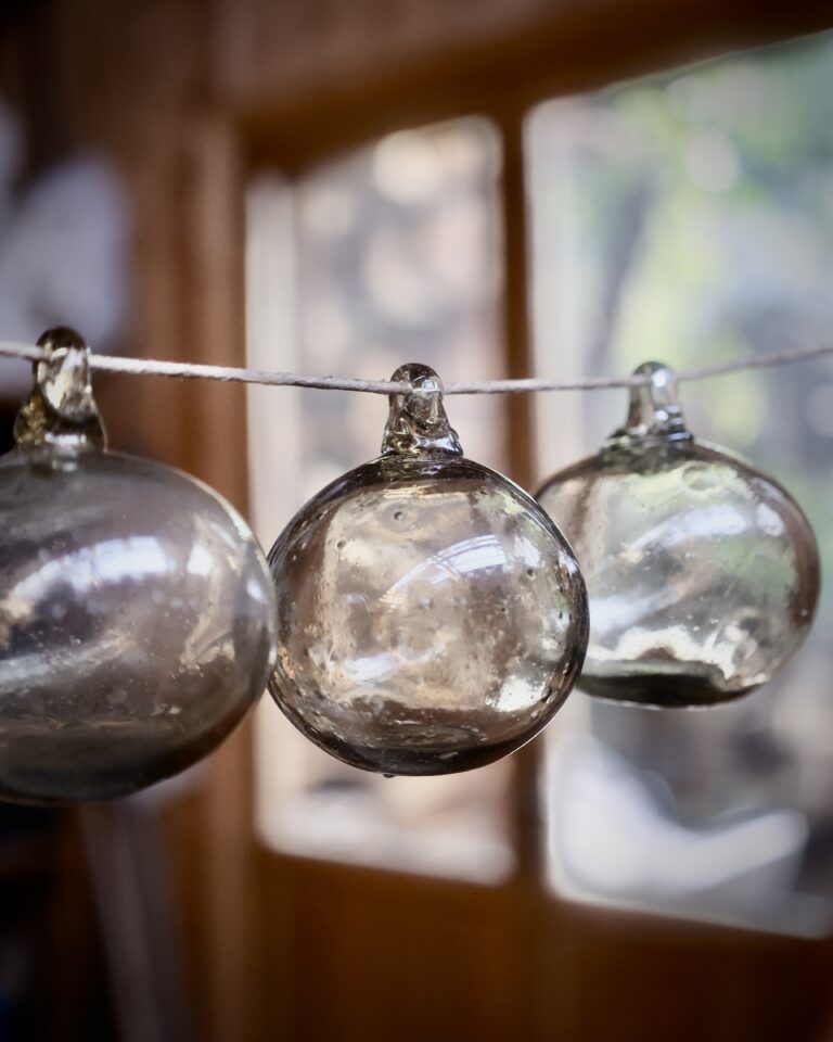 la-soufflerie-boule-fumé-8cm-boule-de-noël-bouche-soufflée-verre-recyclé