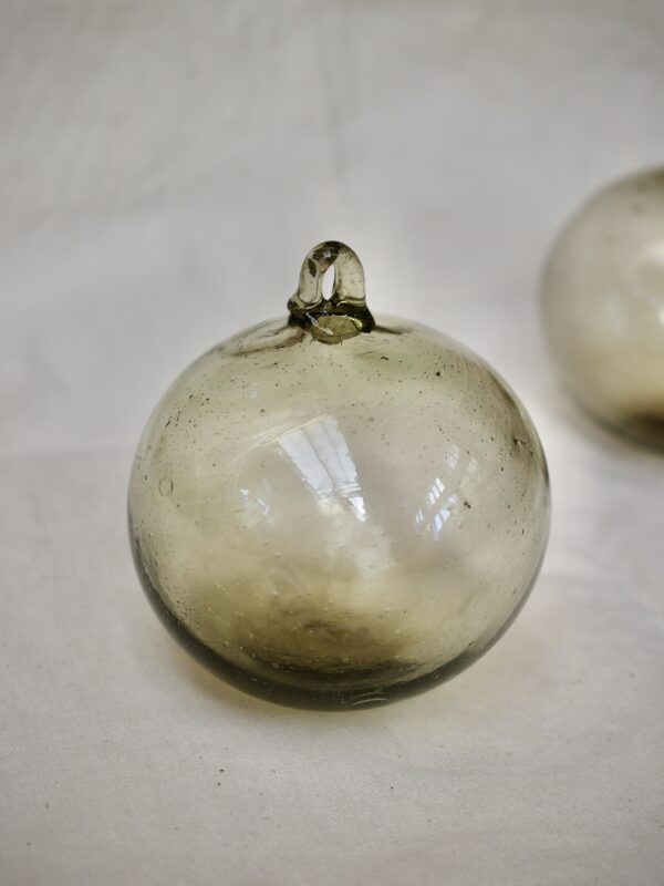 la-soufflerie-boule-fumé-8cm-christmas-ball-mouth-blown-recycled-glass
