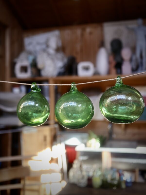 la-soufflerie-boule-green-8cm-christmas-ball-mouth-blown-recycled-glass
