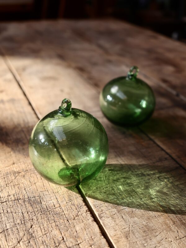 la-soufflerie-boule-green-8cm-christmas-ball-mouth-blown-recycled-glass