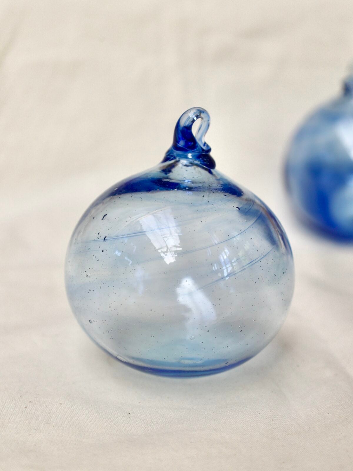 la-soufflerie-boule-light-blue-8cm-boule-de-noël-bouche-soufflée-verre-recyclé