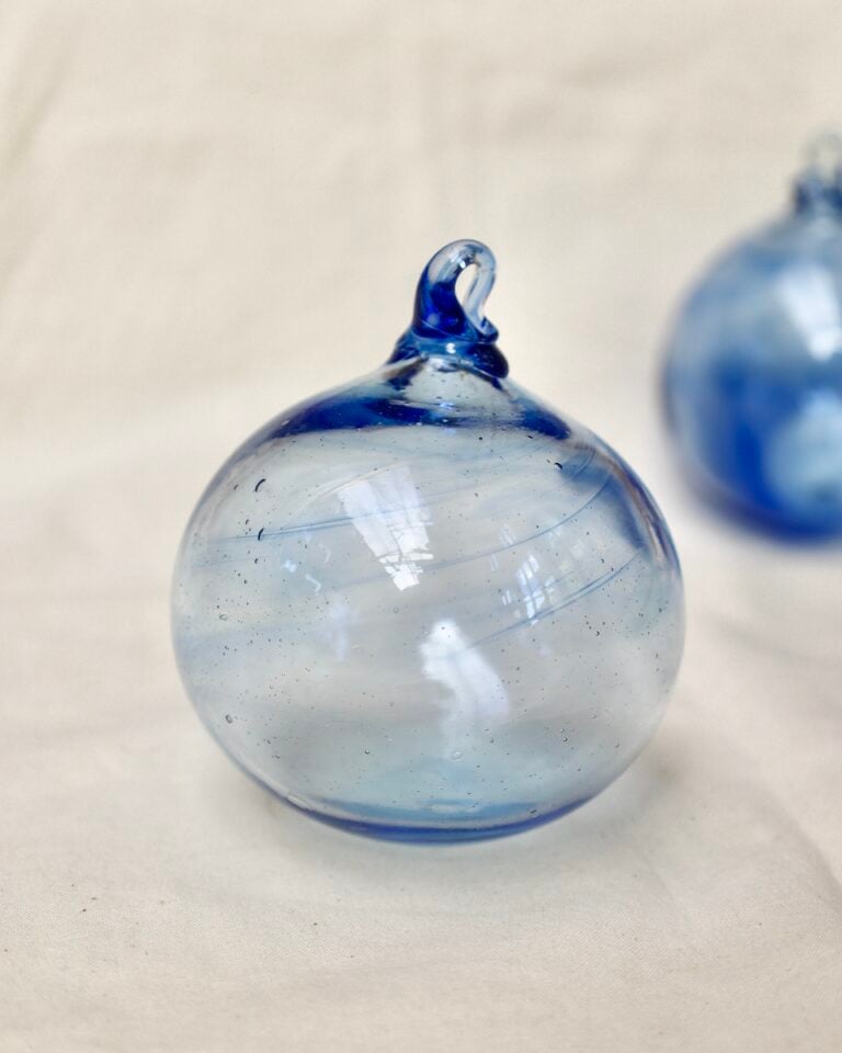 la-soufflerie-boule-light-blue-8cm-boule-de-noël-bouche-soufflée-verre-recyclé