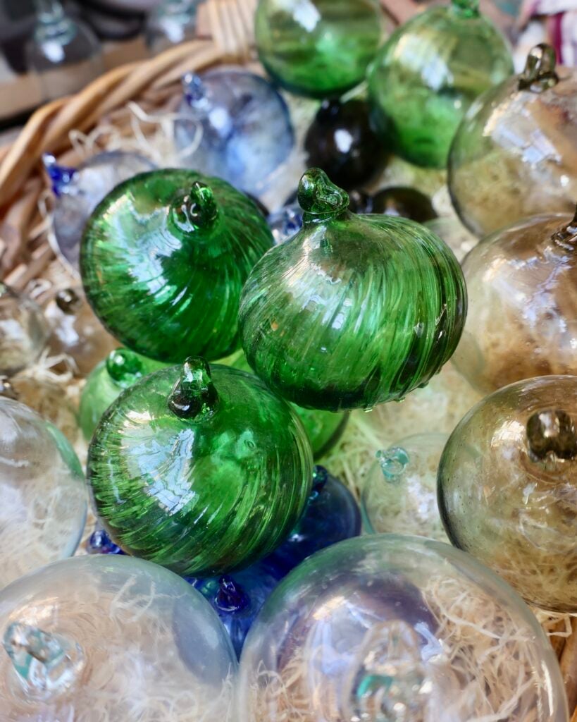 la-soufflerie-boule-vert-strié-8cm-boule-de-noël-bouche-soufflée-verre-recyclé