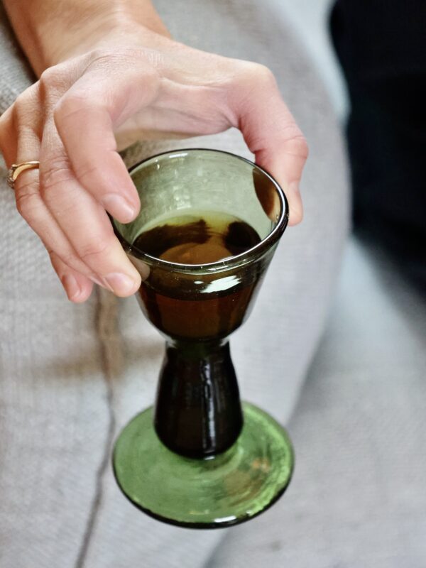 eau-de-vie-vert-fumé-drinkware-stem-glass-mouth-blown-recycled-glass