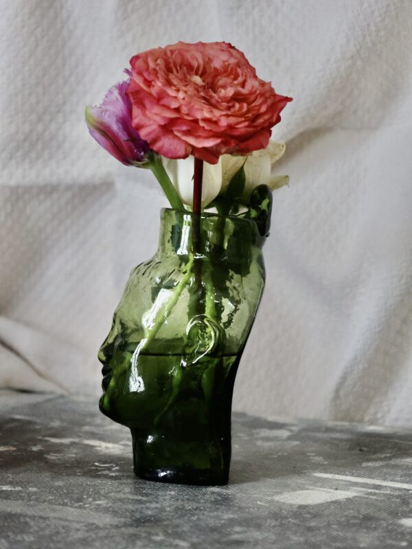 simon-wall-mounted-vase-vert-fumé-vase-head