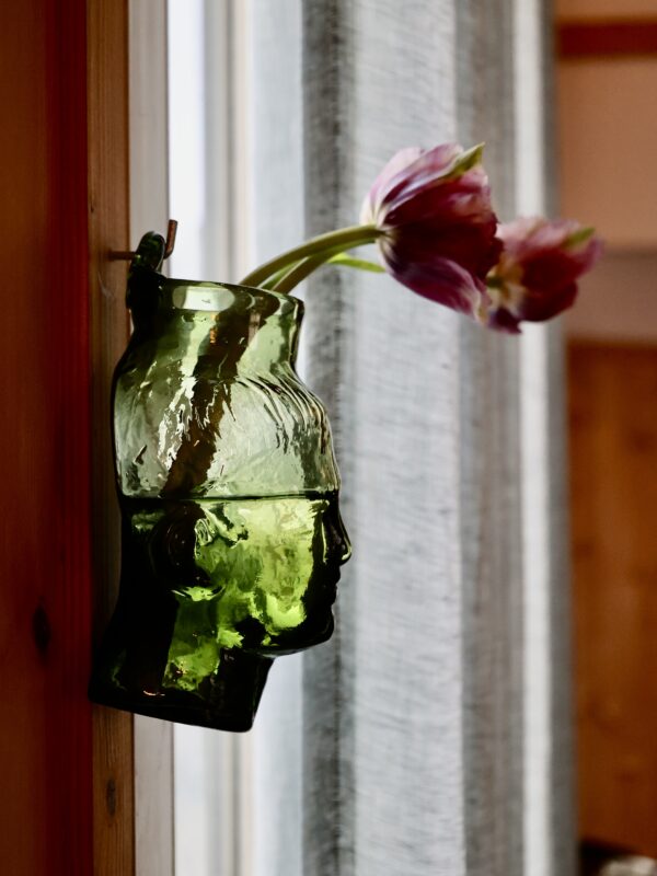 simon-wall-mounted-vase-vert-fumé-vase-head