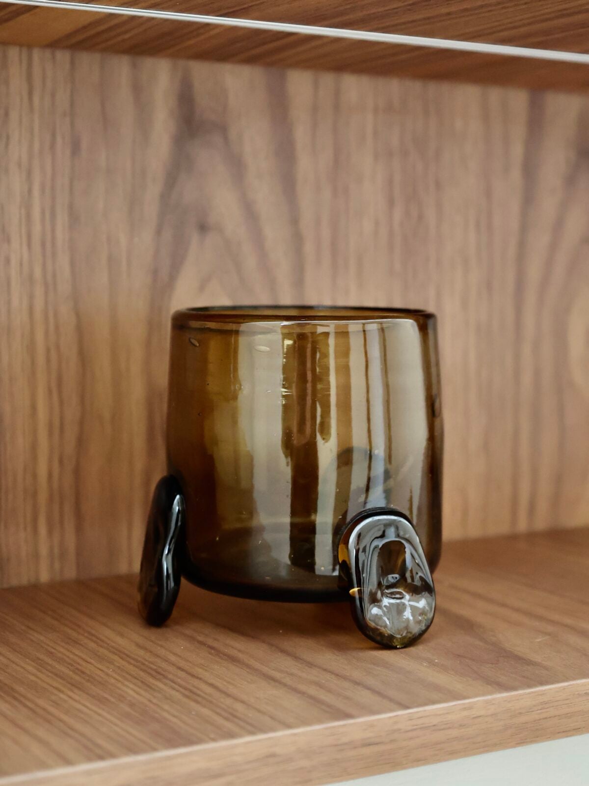 hurricane-vase-with-3-feet-fumé-fait-main