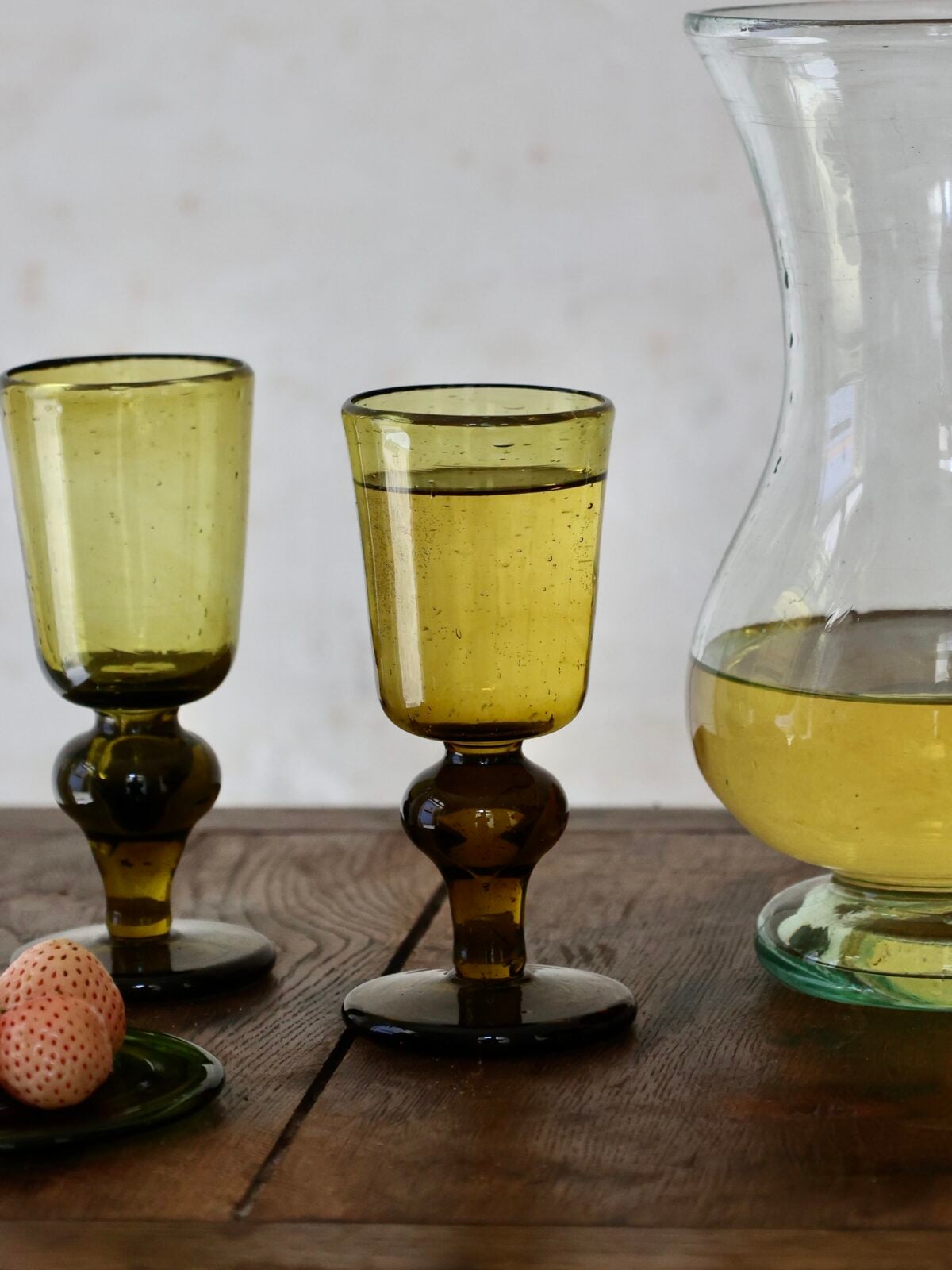 la-soufflerie-white-wine-glass-miel-verre-recycle-fait-main