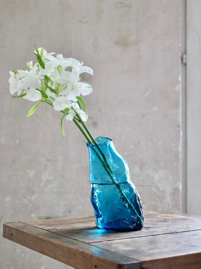 vase-kana-turquoise-en-verre-recyclé-soufflé-bouche