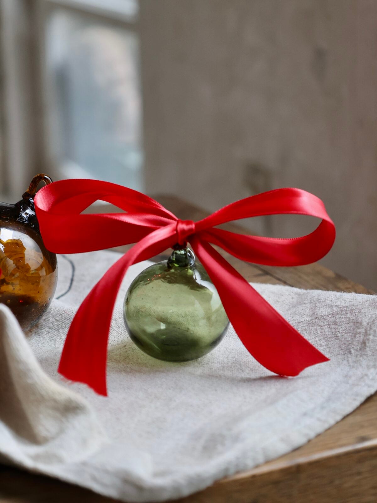 boule-6cm-vert-olive-verre-recycle-souffle-bouche