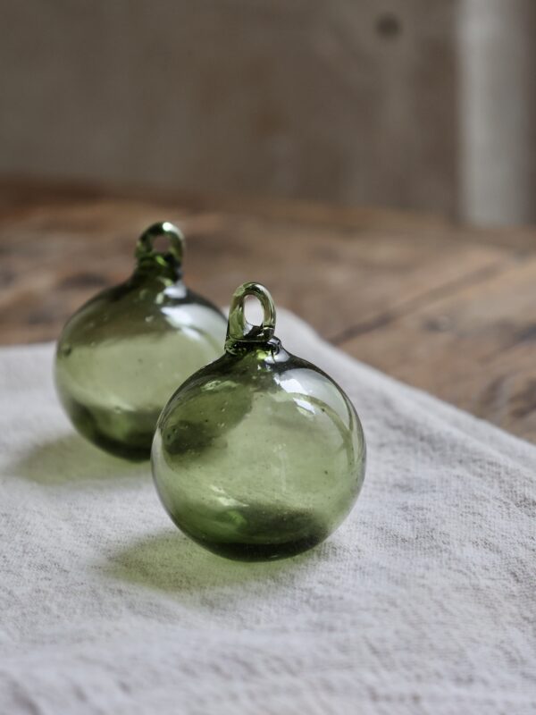 boule-6cm-vert-olive-mouth-blown-recycled-glass